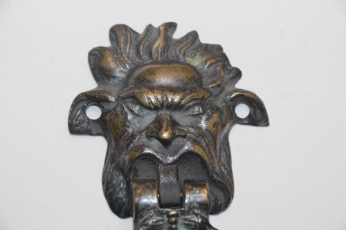 Heurtoir de porte aux armes des Médicis, bronze , XVIIe, Italie. - Didascalies