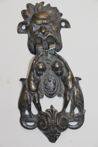 Antiquités - Heurtoir de porte aux armes des Médicis, bronze , XVIIe, Italie.