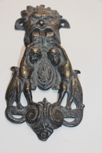 Antiquités - Heurtoir de porte aux armes des Médicis, bronze , XVIIe, Italie.