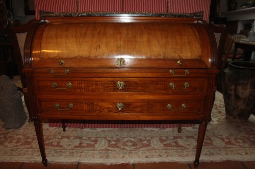 Blond mahogany cylinder desk, Parisian craftsmanship, Louis XVI period - 