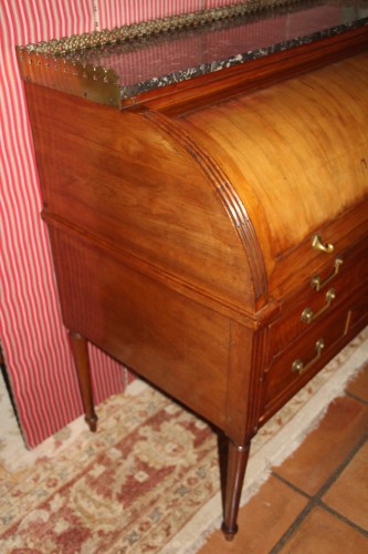 Antiquités - Blond mahogany cylinder desk, Parisian craftsmanship, Louis XVI period