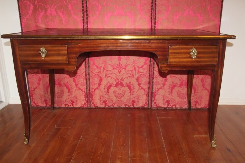 Bureau plat en bois de satiné, époque Louis XV - Mobilier Style Louis XV