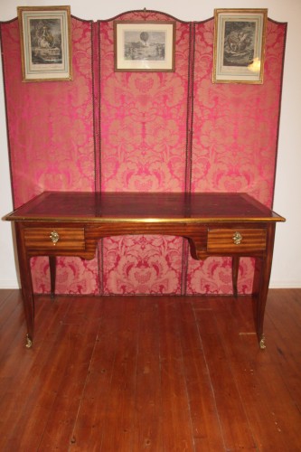 Bureau plat en bois de satiné, époque Louis XV - Didascalies