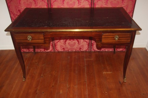 XVIIIe siècle - Bureau plat en bois de satiné, époque Louis XV