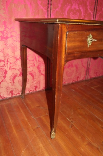 Louis XV - Bureau plat en bois de satiné, époque Louis XV