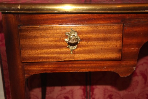 Antiquités - Bureau plat en bois de satiné, époque Louis XV