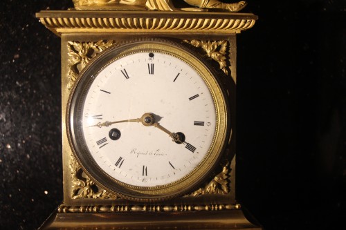 Allégorie de la poésie, pendule en bronze doré d'époque Empire - Didascalies