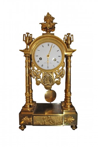 Pendule portique en bronze doré d'époque Empire signée TERRIEN à Paris