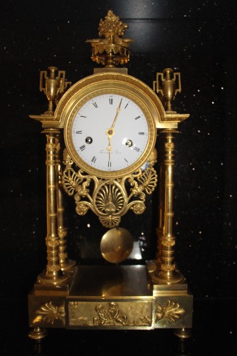Pendule portique en bronze doré d'époque Empire signée TERRIEN à Paris - Horlogerie Style Empire