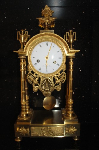 Horlogerie Pendule - Pendule portique en bronze doré d'époque Empire signée TERRIEN à Paris