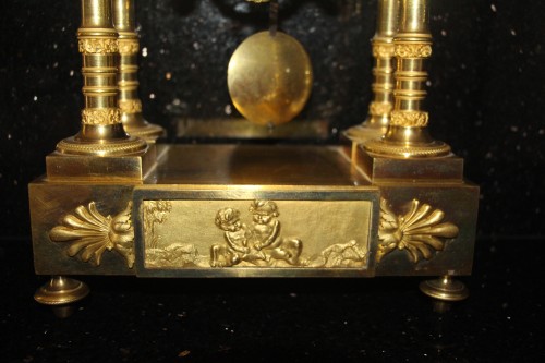 XIXe siècle - Pendule portique en bronze doré d'époque Empire signée TERRIEN à Paris
