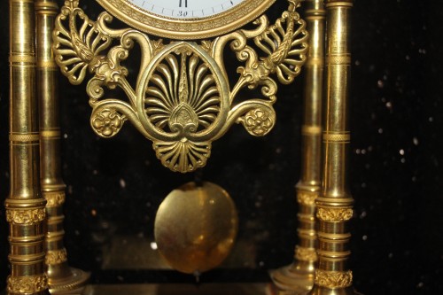 Empire - Pendule portique en bronze doré d'époque Empire signée TERRIEN à Paris