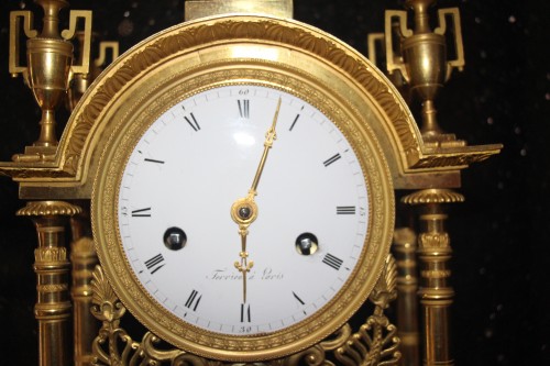 Antiquités - Pendule portique en bronze doré d'époque Empire signée TERRIEN à Paris