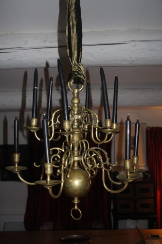 Lustre Hollandais en bronze à douze bras de lumière, tout début XIXe. - Didascalies