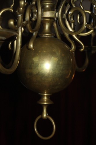 Antiquités - Lustre Hollandais en bronze à douze bras de lumière, tout début XIXe.