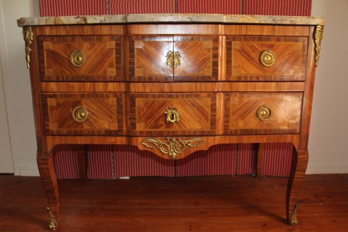 Commode à ressaut d'époque transition, XVIIIe siècle - Mobilier Style Transition