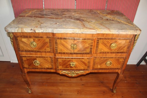 Commode à ressaut d'époque transition, XVIIIe siècle - Didascalies