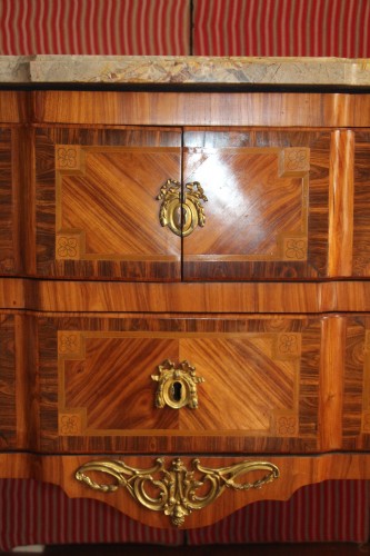 XVIIIe siècle - Commode à ressaut d'époque transition, XVIIIe siècle