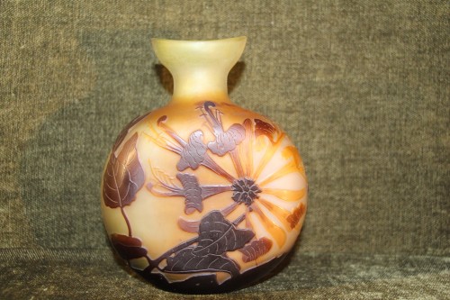 Emile Gallé (1846-1904) - Vase gourde à décor de fleurs de lys sauvages - Verrerie, Cristallerie Style Art nouveau