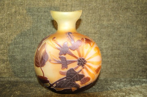 Verrerie, Cristallerie  - Emile Gallé (1846-1904) - Vase gourde à décor de fleurs de lys sauvages