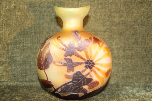 Emile Gallé (1846-1904) - Vase gourde à décor de fleurs de lys sauvages - Didascalies