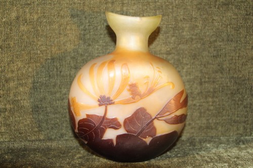 Art nouveau - Emile Gallé (1846-1904) - Vase gourde à décor de fleurs de lys sauvages