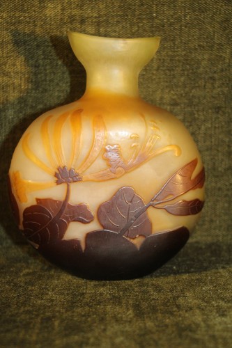 Antiquités - Emile Gallé (1846-1904) - Vase gourde à décor de fleurs de lys sauvages