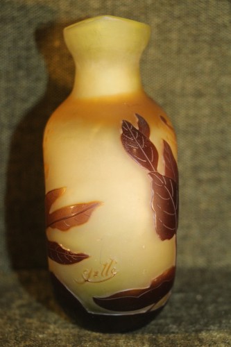 Antiquités - Emile Gallé (1846-1904) - Vase gourde à décor de fleurs de lys sauvages