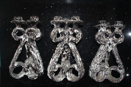Céramiques, Porcelaines  - Suite de trois candélabres en faïence de Vallauris vers 1950