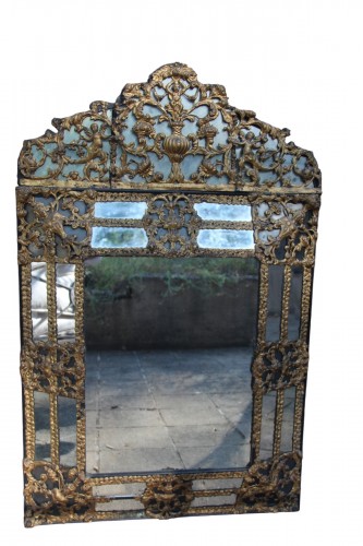 Miroir à parecloses en laiton repoussé, époque Louis XIV