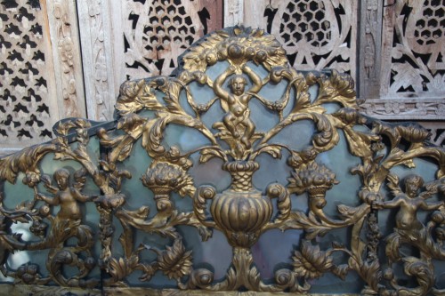Miroir à parecloses en laiton repoussé, époque Louis XIV - Miroirs, Trumeaux Style Louis XIV