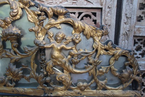 Miroir à parecloses en laiton repoussé, époque Louis XIV - Didascalies