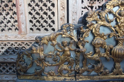 XVIIe siècle - Miroir à parecloses en laiton repoussé, époque Louis XIV