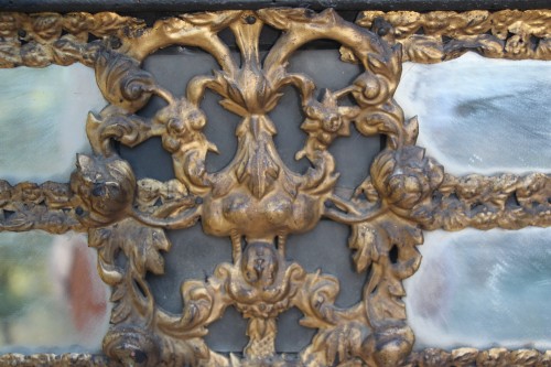 Miroir à parecloses en laiton repoussé, époque Louis XIV - Louis XIV