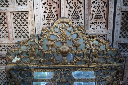 Louis XIV - Miroir à parecloses en laiton repoussé, époque Louis XIV