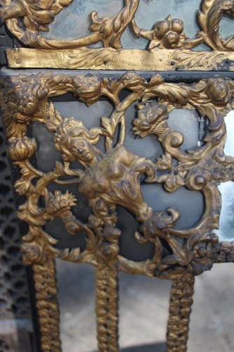 Antiquités - Miroir à parecloses en laiton repoussé, époque Louis XIV