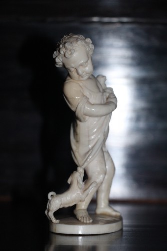 Chérubin aux chiens en ivoire, Italie XVIIIe siècle - Objets de Vitrine Style Régence