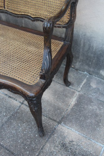 XVIIIe siècle - Canapé Régence canné à cinq pieds galbés et dossier à double chantournement