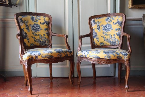 Paire de fauteuils en noyer d'époque Louis XV