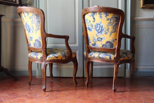 XVIIIe siècle - Paire de fauteuils en noyer d'époque Louis XV