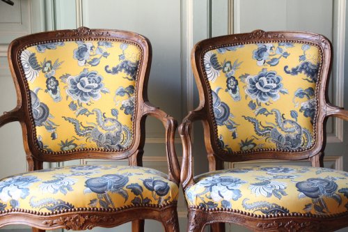 Antiquités - Paire de fauteuils en noyer d'époque Louis XV