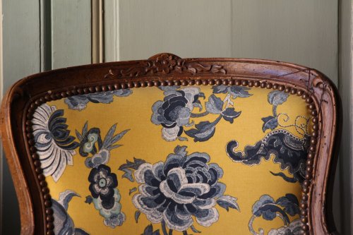 Antiquités - Paire de fauteuils en noyer d'époque Louis XV