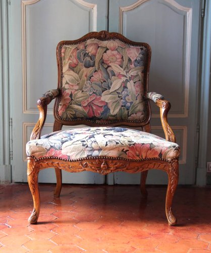 Fauteuil d'époque Régence en noyer