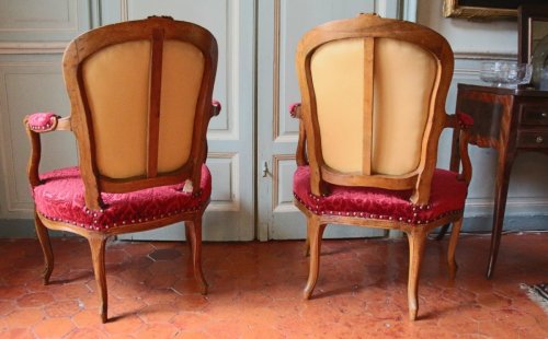 Paire de fauteuils "en cabriolet" en noyer d'époque Louis XV - Sièges Style Louis XV