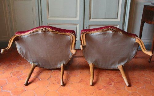 Sièges Fauteuil & Bergère - Paire de fauteuils "en cabriolet" en noyer d'époque Louis XV