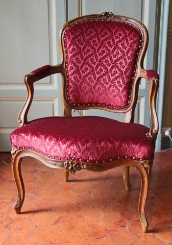 Paire de fauteuils "en cabriolet" en noyer d'époque Louis XV - Didascalies