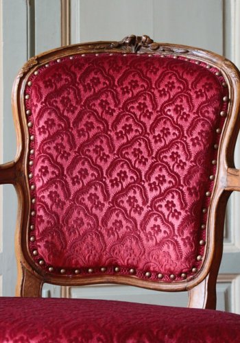 Antiquités - Paire de fauteuils "en cabriolet" en noyer d'époque Louis XV