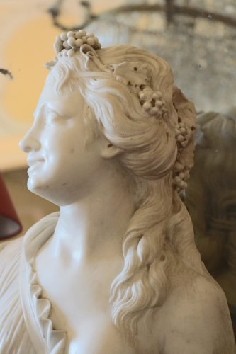 Antiquités - Buste de nymphe en marbre XVIIIe siècle