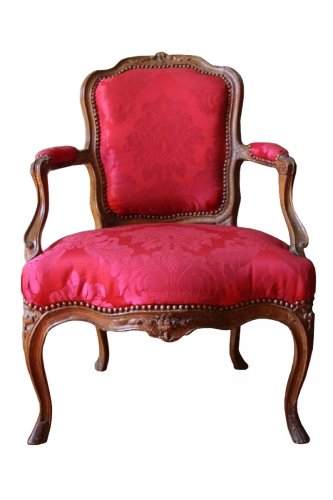 Fauteuil en bois naturel époque Louis XV