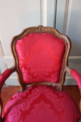 Fauteuil en bois naturel époque Louis XV - Didascalies